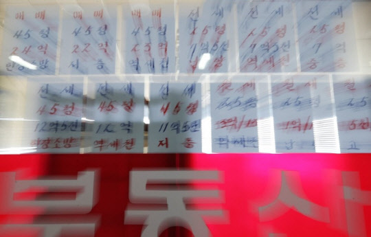 서울 아파트값이 상한제 시행에도 좀처럼 안정되지 않고 있다. 서울 시내 한 공인중개업소에 부동산 시세가 걸려 있다.<연합뉴스>